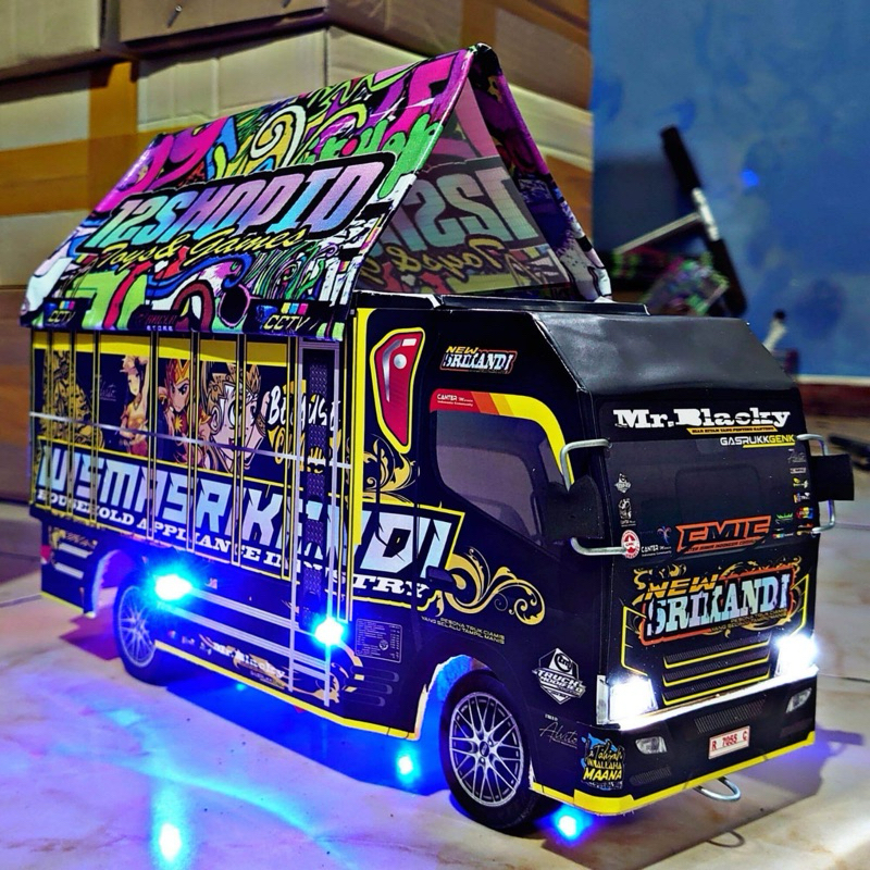 Miniatur Truk Oleng Wisma Srikandi