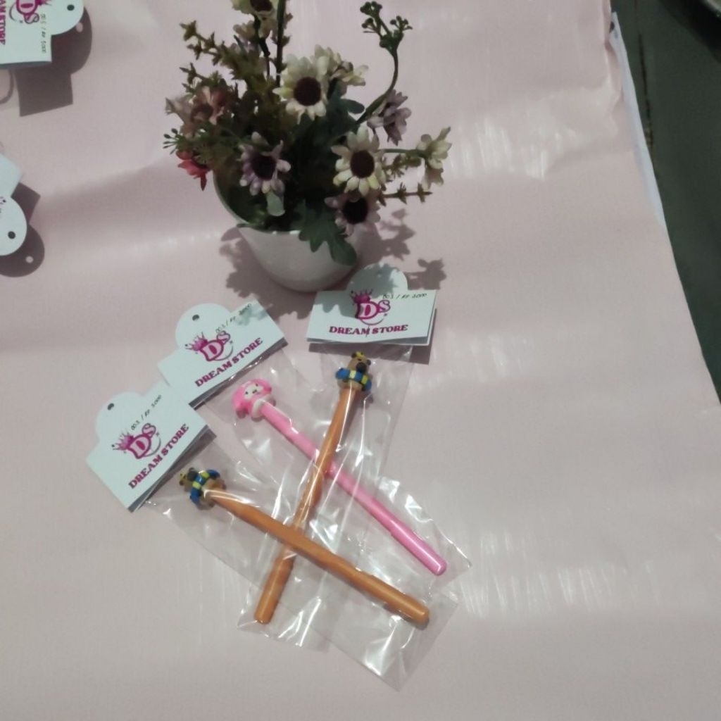 

Pulpen Karakter Lucu – Tinta Halus, Bisa Jadi Kado