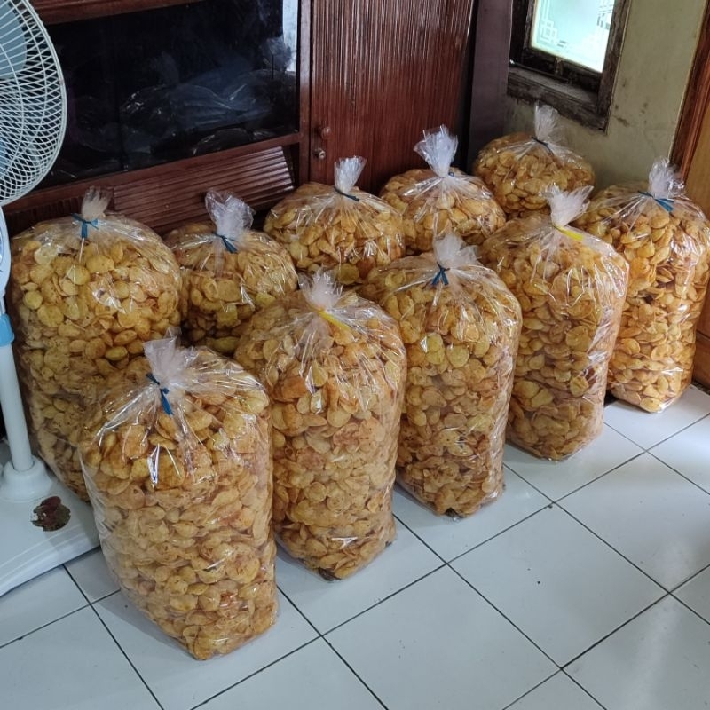 

Kecimpring singkong bawang / Comring Combro Garing Singkong Asli Renyah Tidak Keras 250gram Daun jeruk