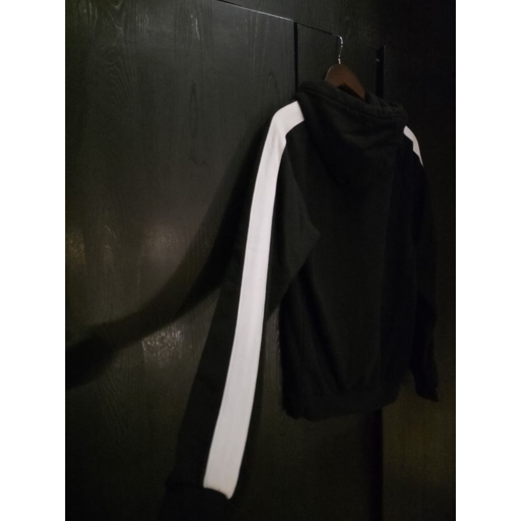 H&M Divided Black Hoodie white Strip. Special Vintage. 100% original. Size XS. hoodie pria warna hit