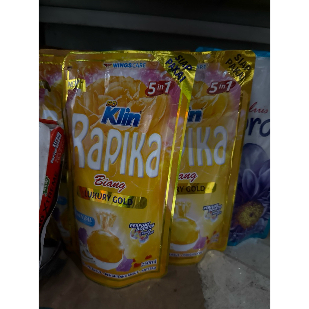 Rapika pelicin pakaian Gold Botol