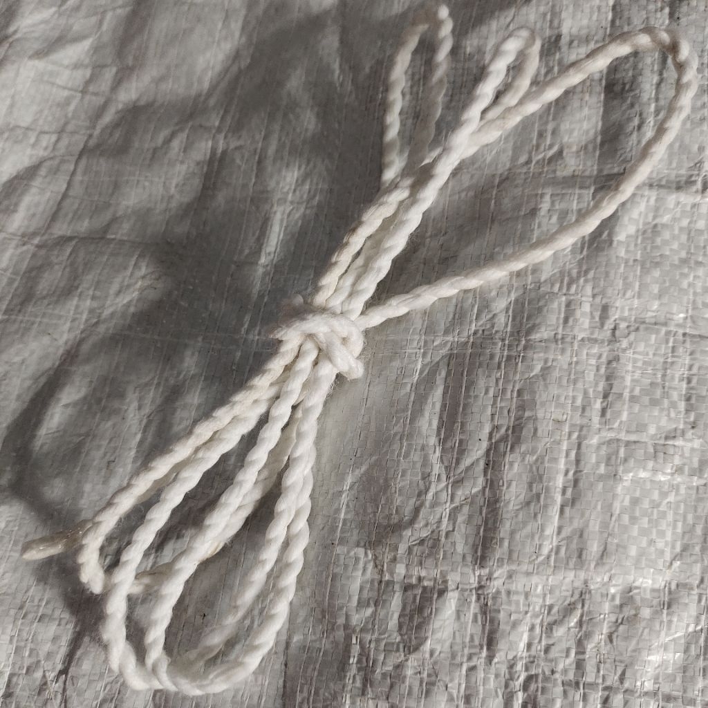 

Tali Pramuka 1.5 meter untuk tali serbaguna,tali tampar