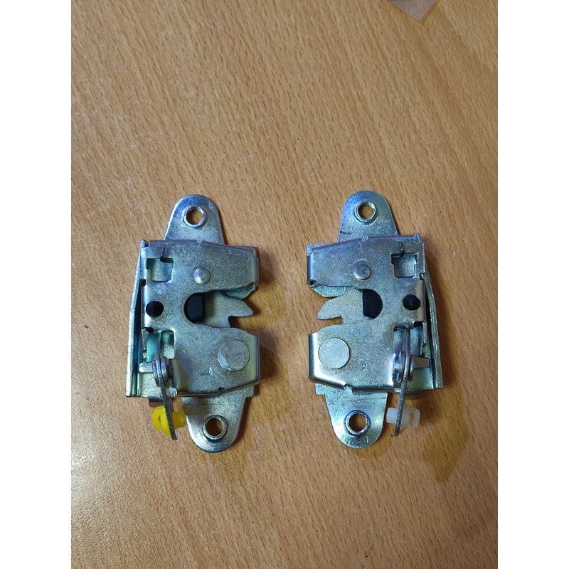 65780/90-OK010 Lock assy / Door lock bagasi Hilux Vigo