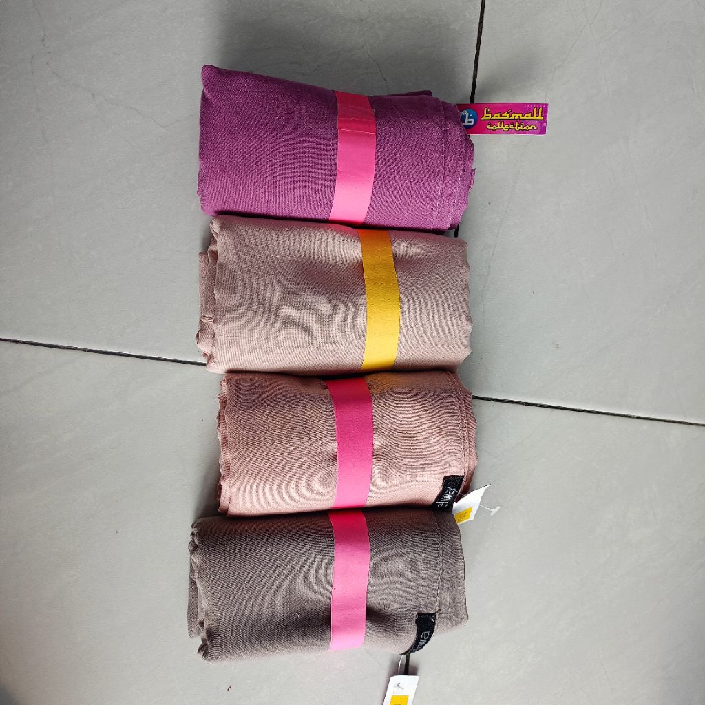 Kerudung segi empat merk helwa