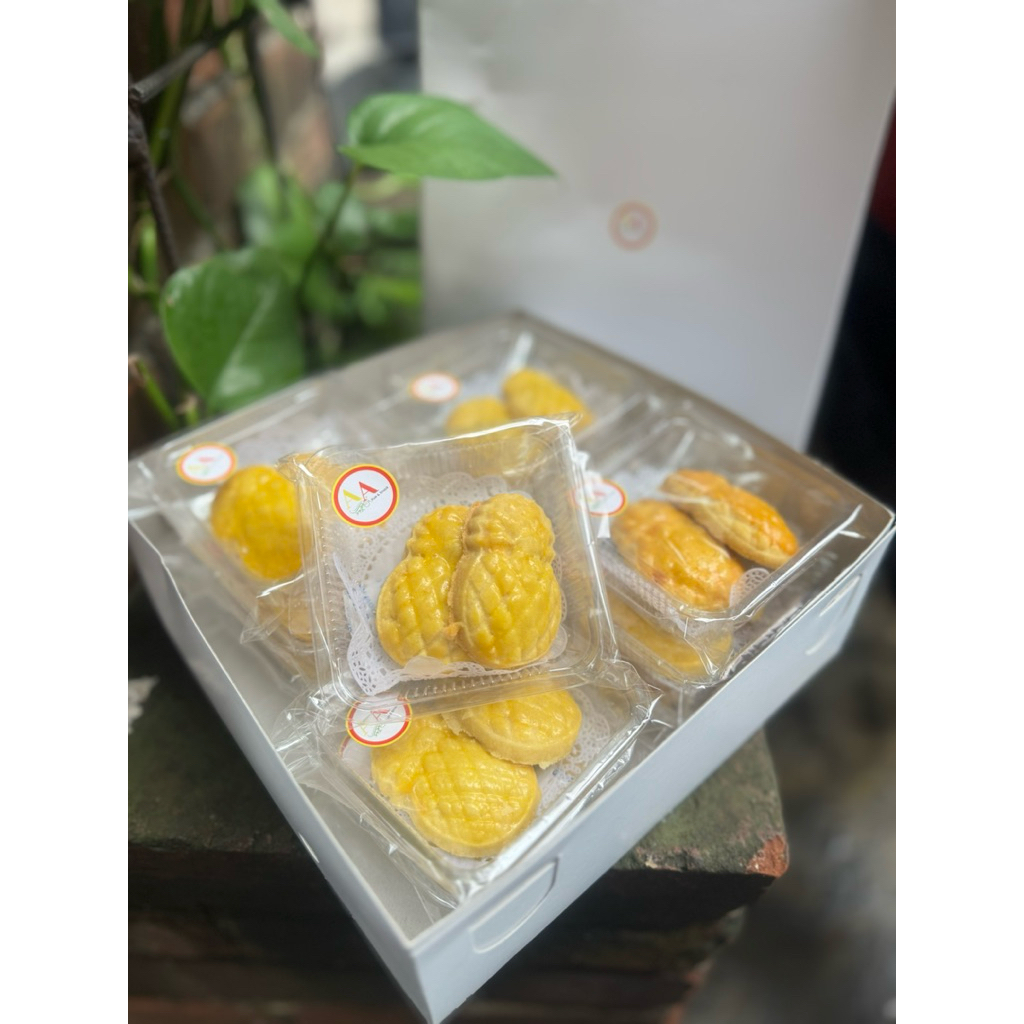 

Nastar taiwan jumbo/ Kue kering /kue nastar jumbo butter homemade isi 2 pcs 1 mika tanpa bahan pengawet halal 100 %