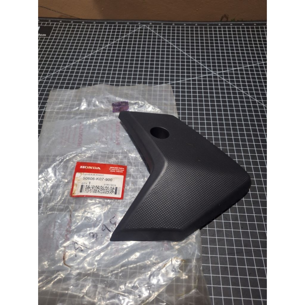 cover R pivot honda blade new 110 original ahm honda 50606-K07-900 R kanan
