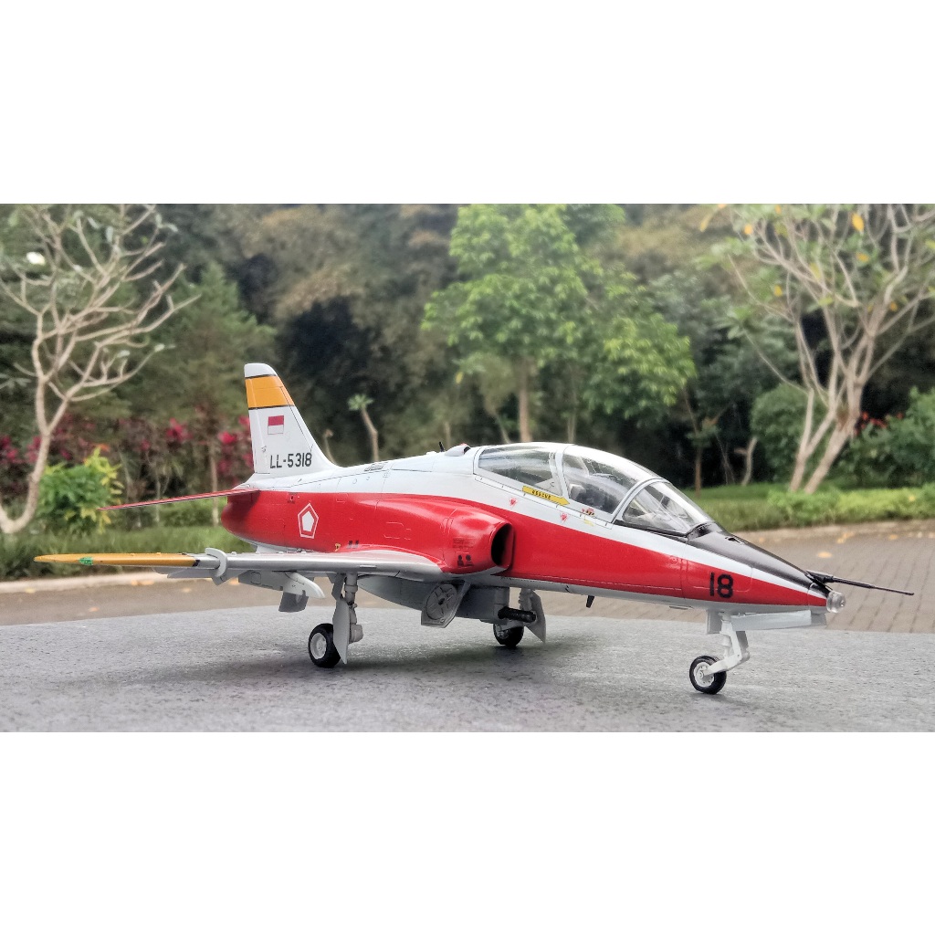 Miniatur Pesawat Jet Tempur BAE Hawk Mk 53 Aerobatik TNI AU Indonesia Skala 48