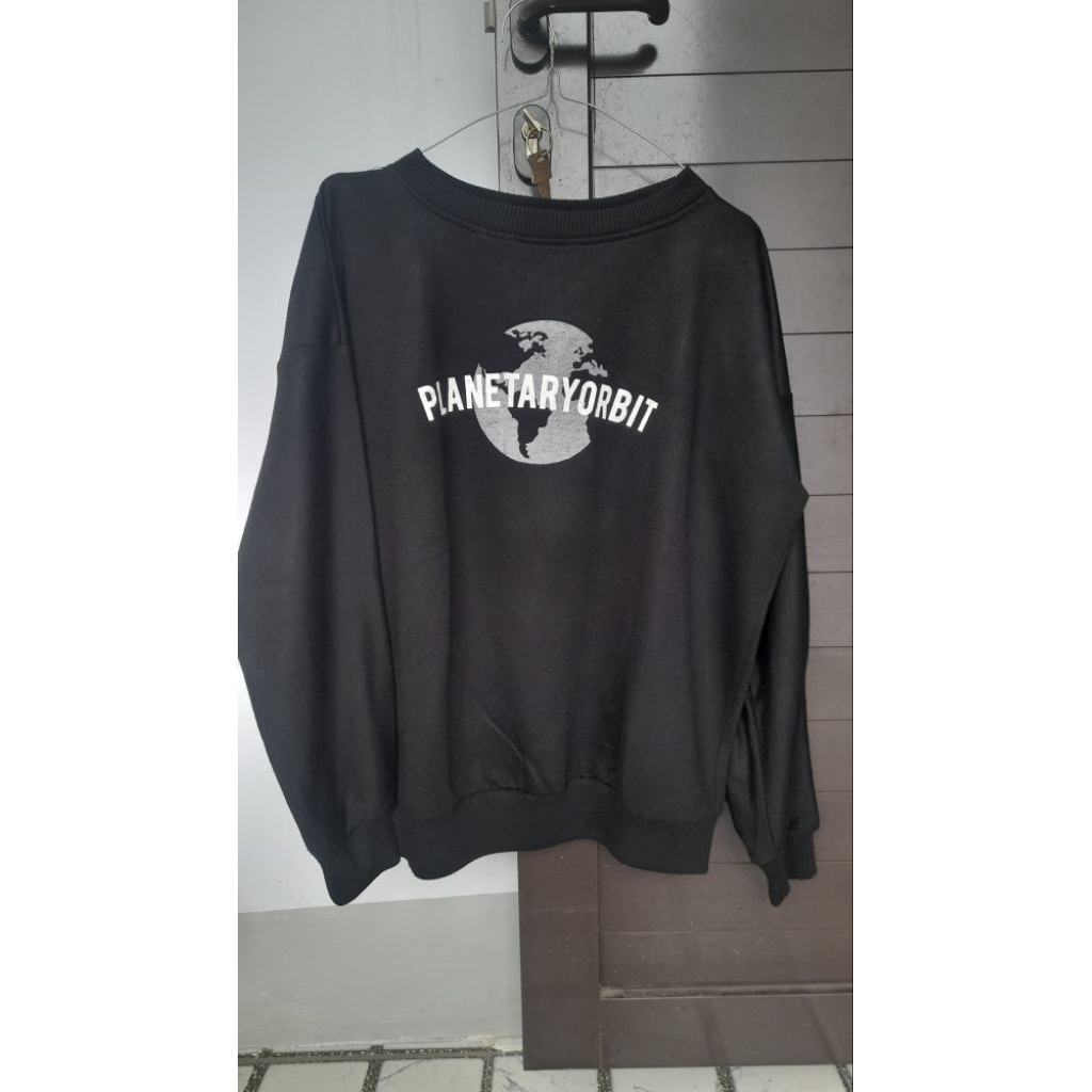 Preloved || crewneck hitam planet