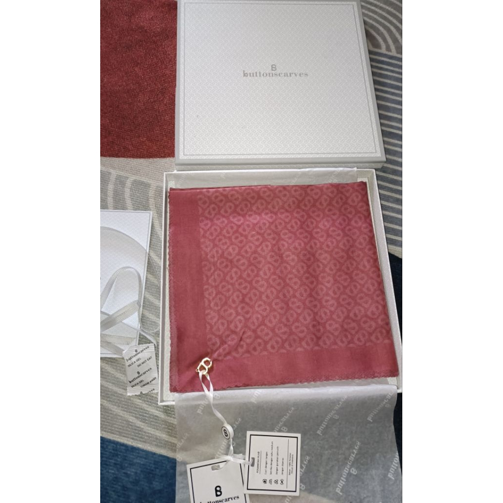 Ready NEW Tapis Square BS Buttonscarves - Mineral Red