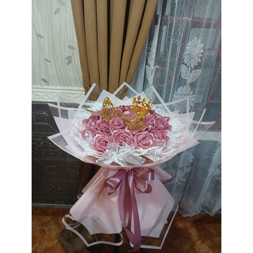 

BUKET BUNGA PITA SATIN GLITTER 20 TANGKAI