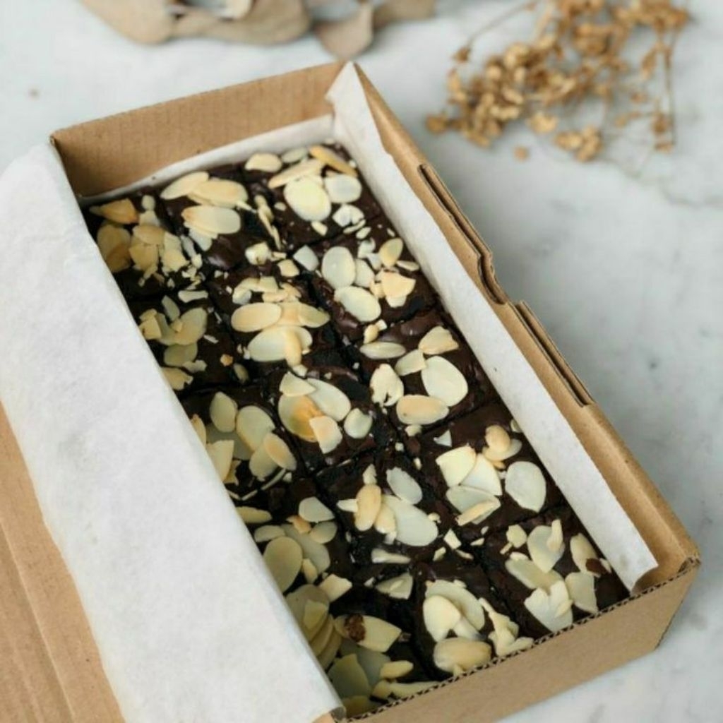 

fudgy brownies ukuran 20×10 toping kacang almond