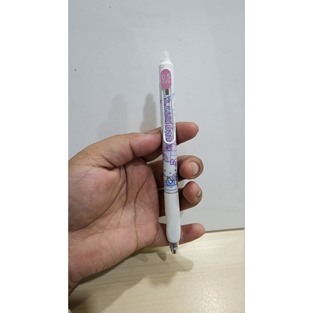 

GuangBo KT82115 Sanrio Character Ballpoint Eraseable Cetek per Pcs Tinta Hitam 0.5 mm