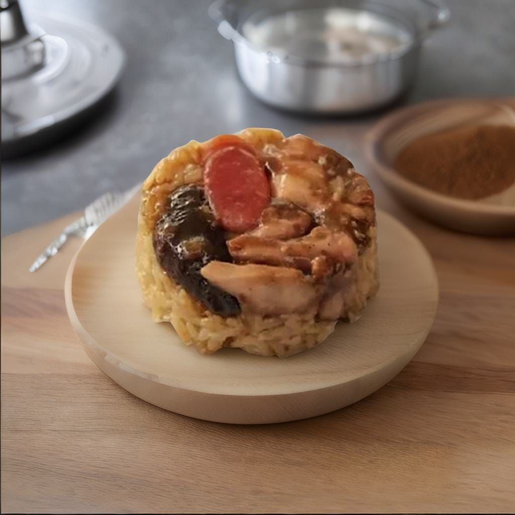 

Lo Ma Gai Khas Hong Kong terbuat dari beras ketan rendah gula, ebi, Jamur Shitake, Lapciong Ayam, Gai ( Ayam Khas Hong Kong) , dengan Chili Oil terpisah