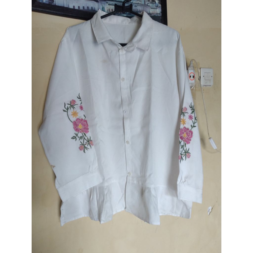 Blouse Putih Motif Bunga Bordir