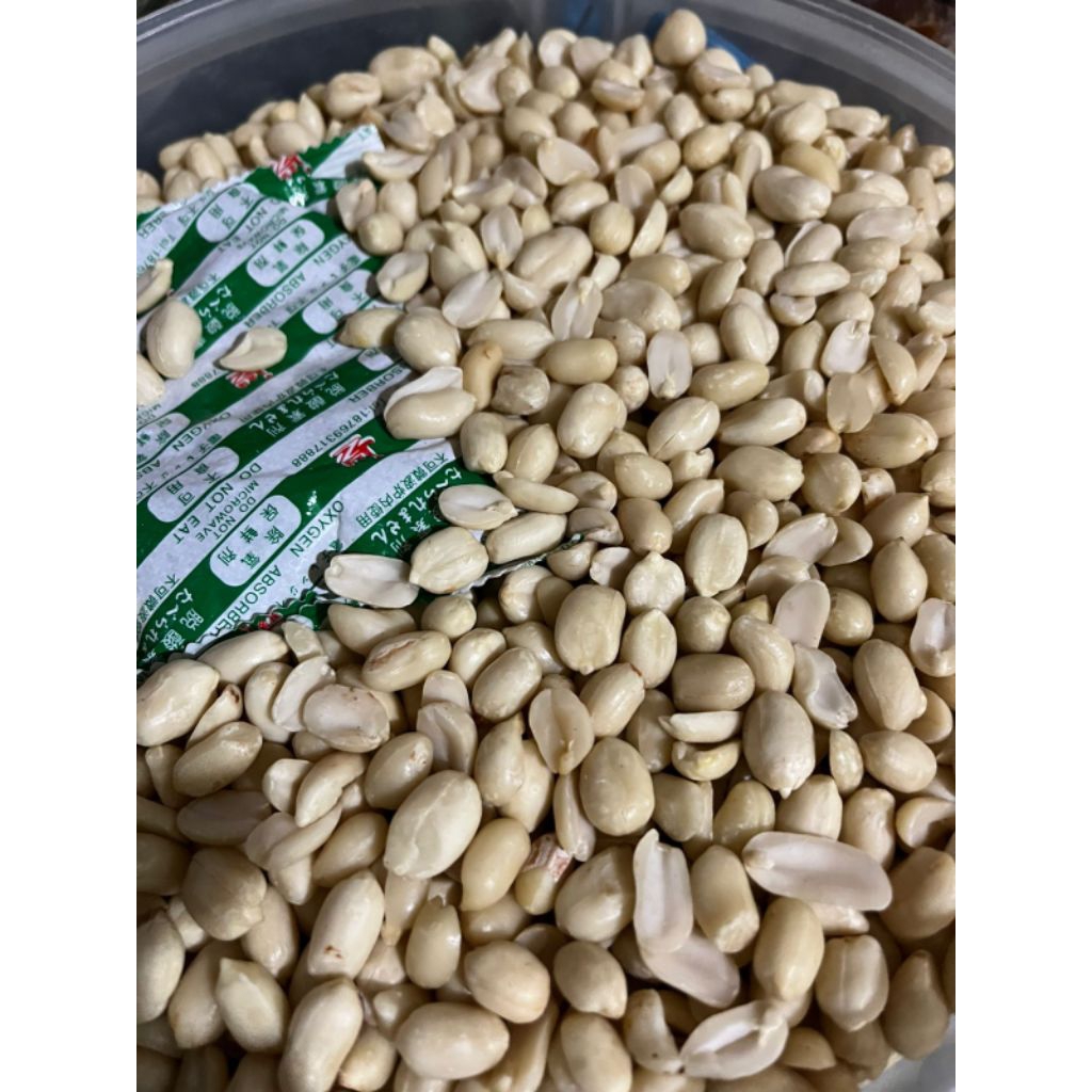

250 Gram Kacang Kupas Mentah Ukuran Tanggung Putih