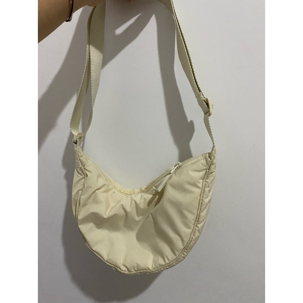 preloved sling bag uniqlo warna cream 90%