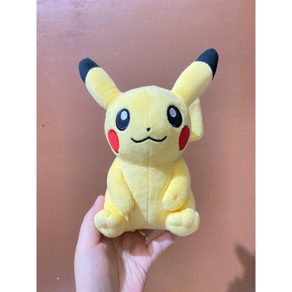 Boneka Karakter Pikachu size 15cm Original / Boneka Pokemon Karakter Pikachu / Boneka Pikachu Origin
