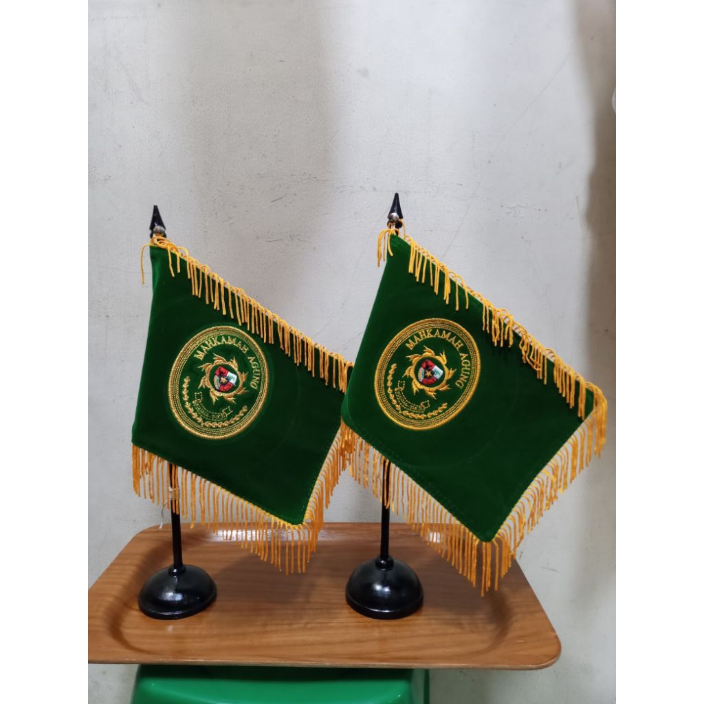 

Bendera Meja Mahkamah agung