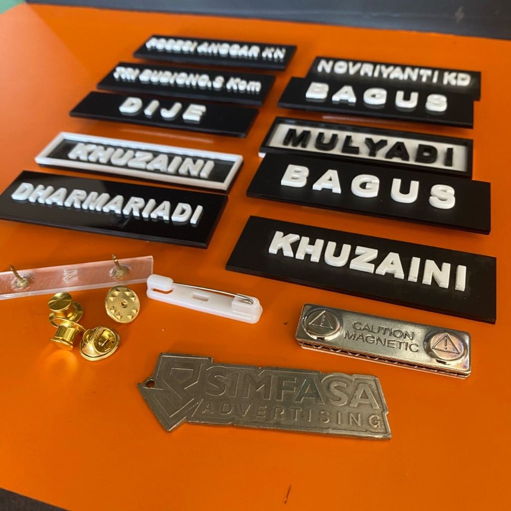 

Name Tag Huruf Timbul | Name Tag Acrylic Hitam doff dan Hitam Glossy Text Timbul | Name Tag Custom