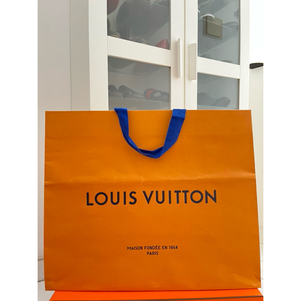 

Paperbag Lv aunthentic