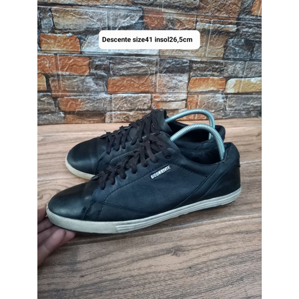 Sepatu kulit sneakers pria merk Descente Black (China) size41 insol26,5cm