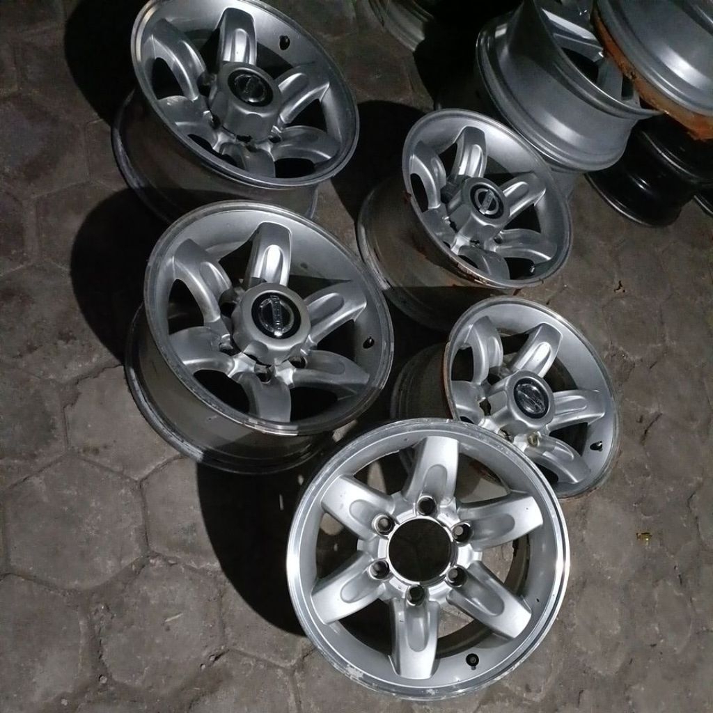 velg pelek original oem nissan terano r15 bisa untuk upgrade Nissan Terano SGX dan mobil merk isuzu 
