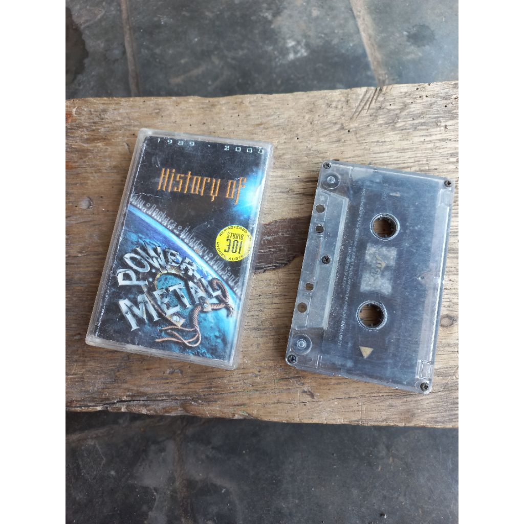 Kaset pita History of Power Metal nyala
