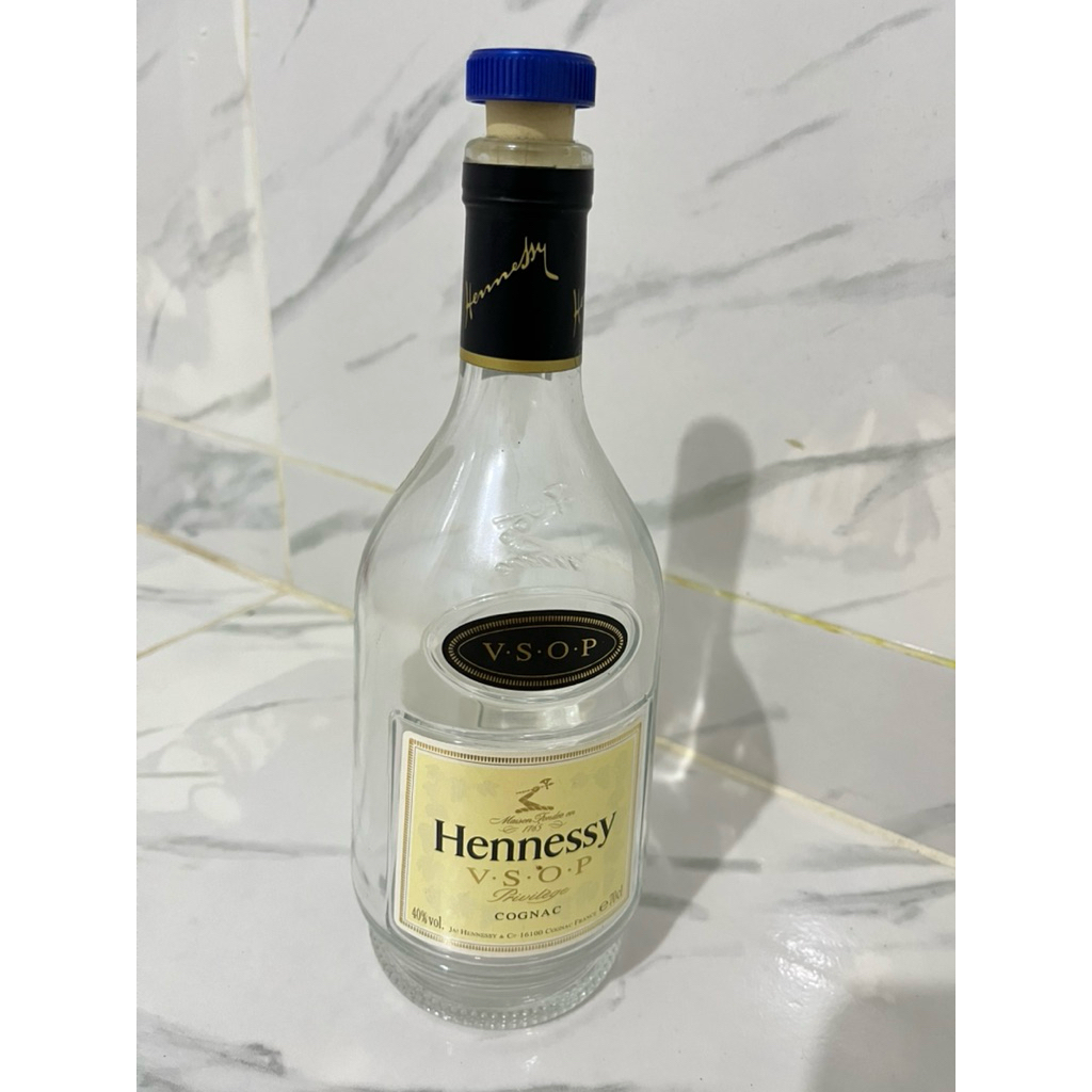 botol kosong bekas alkohol