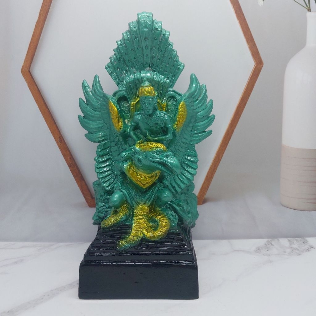 Miniatur pajangan ruang tamu aesthetic patung garuda wisnu kencana GWK Bali warna hijau hitam