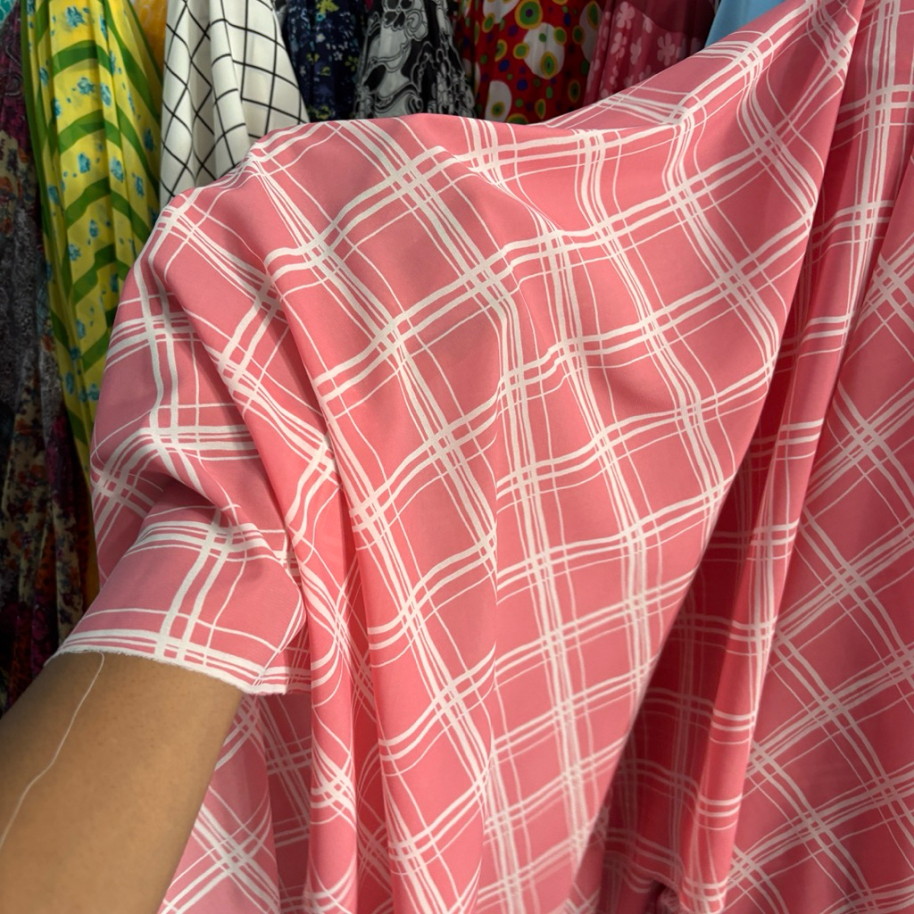 Kain Ceruty Motif Kotak Pink – Kain Ceruty Babydoll Lembut & Jatuh untuk Gamis/Blouse apx