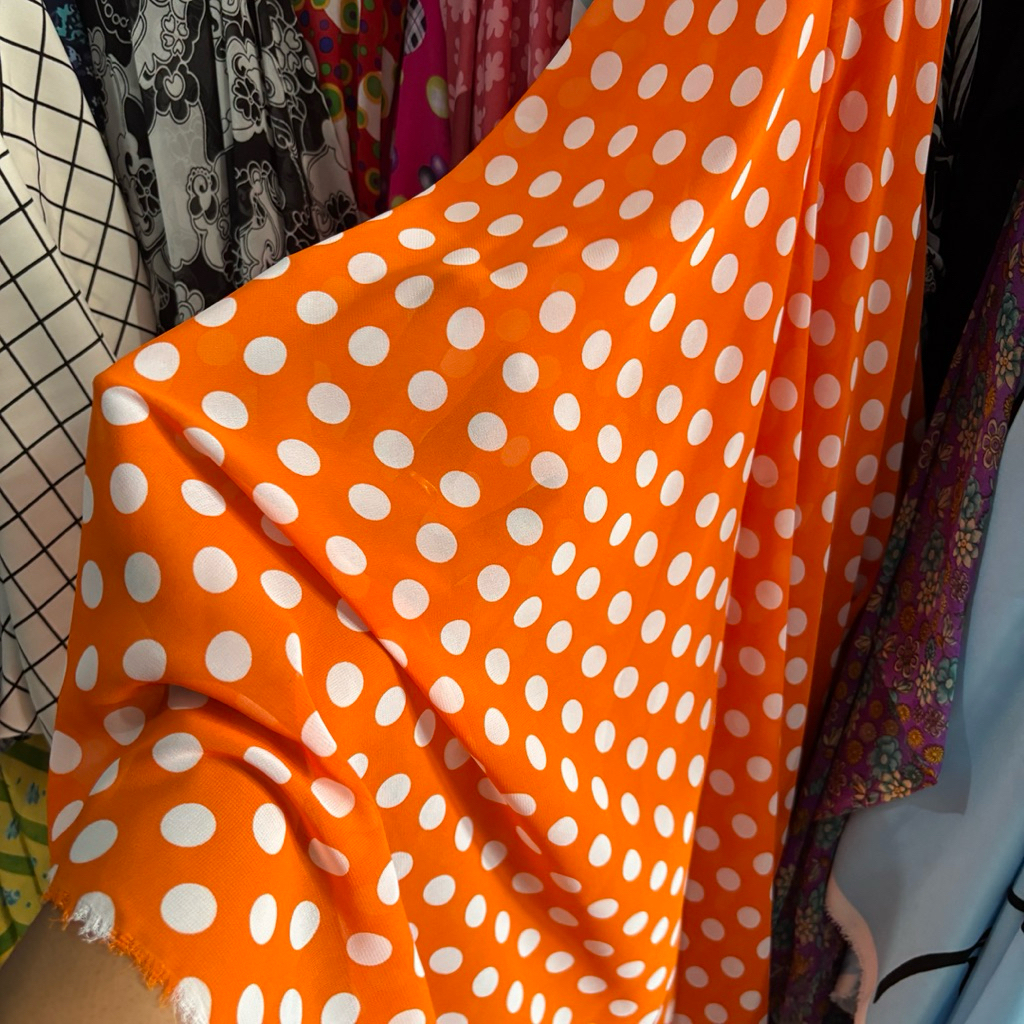 Kain Ceruty Motif Polkadot – Bahan Lembut, Jatuh & Adem untuk Gamis/Blouse” apx