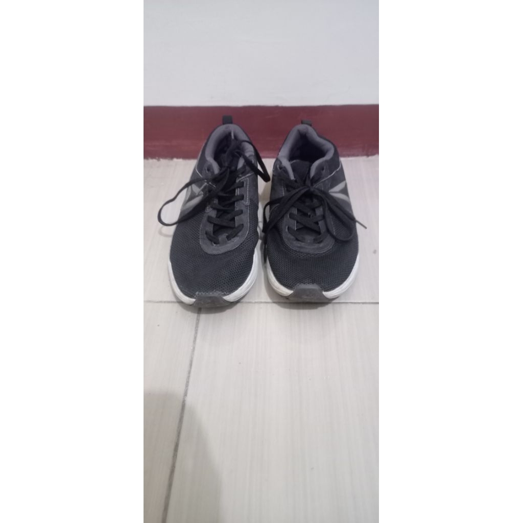 preloved sepatu reebok second