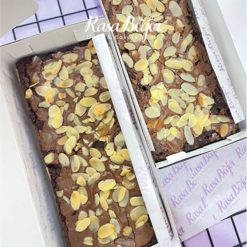 

BROWNIES PANGGANG COKLAT TOPPING ALMOND RASA BOGOR