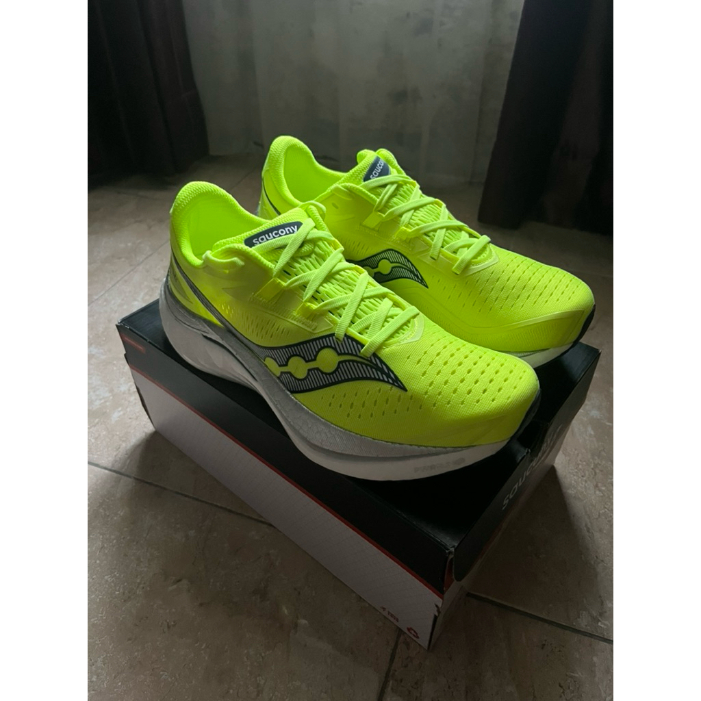 Saucony Endorphin Speed 4 Size 44 CITRON/NAVY JAUNE