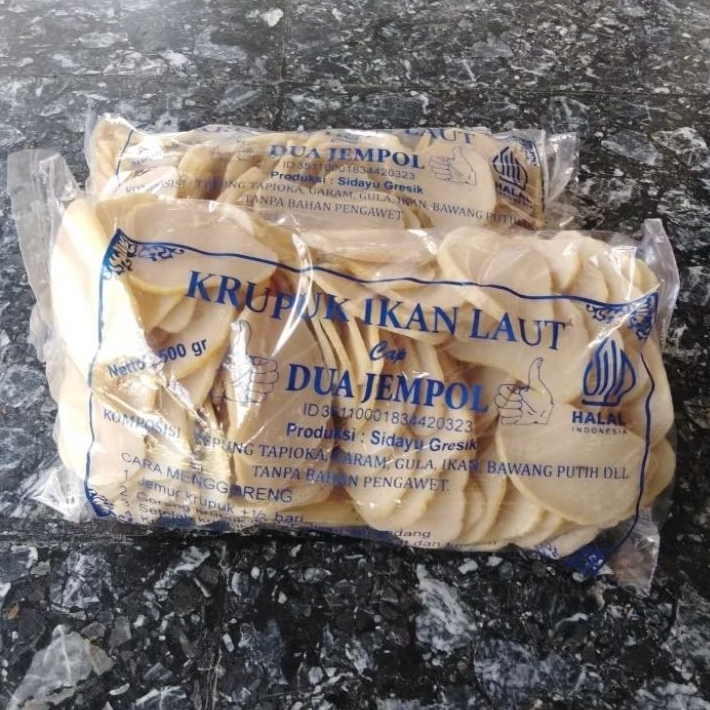 

Kerupuk Ikan Laut dan Bawang Krupuk Snack Mentah belum di Goreng