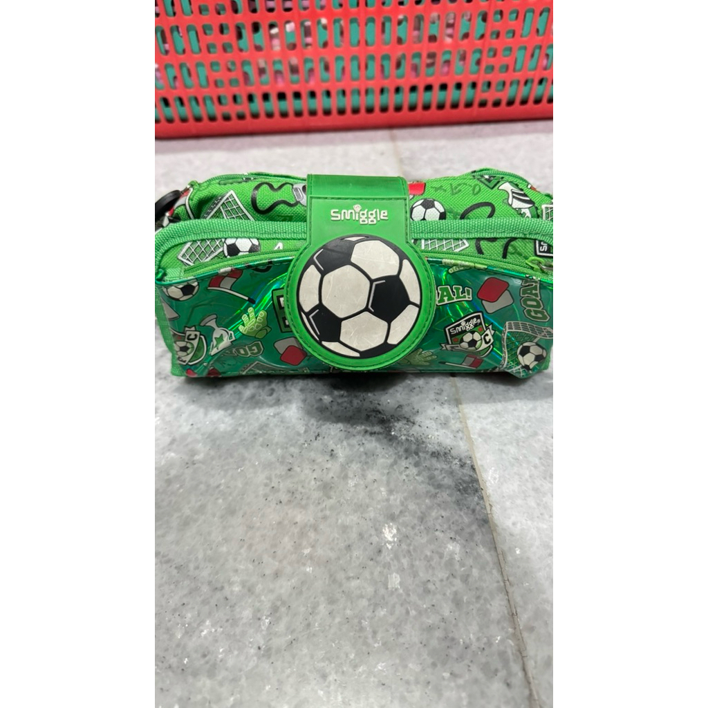 

Tempat Pensil Smiggle Soccer Ori (Preloved)