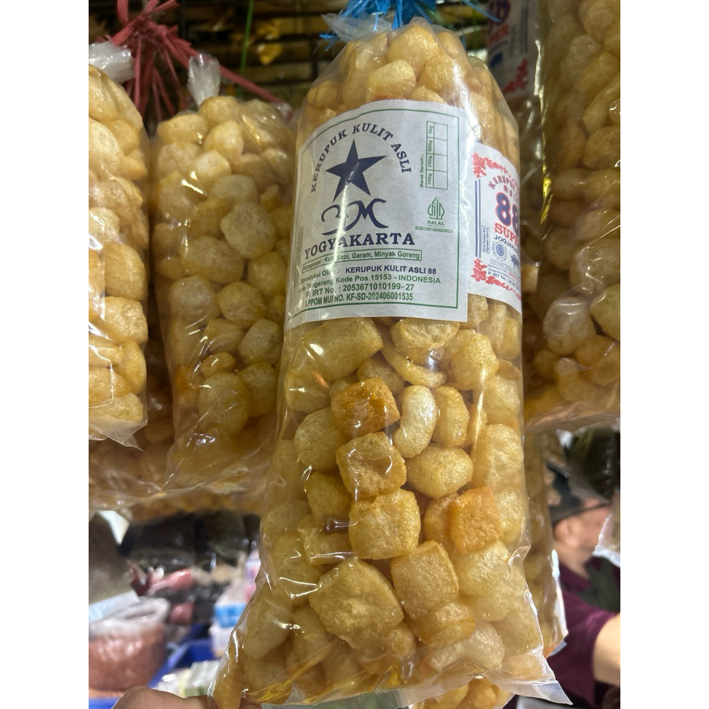 

Krecek Kerupuk Kulit Asli 88 Super Yogyakarta 250gr bisa untuk masakan dan juga bisa langsung dimakan
