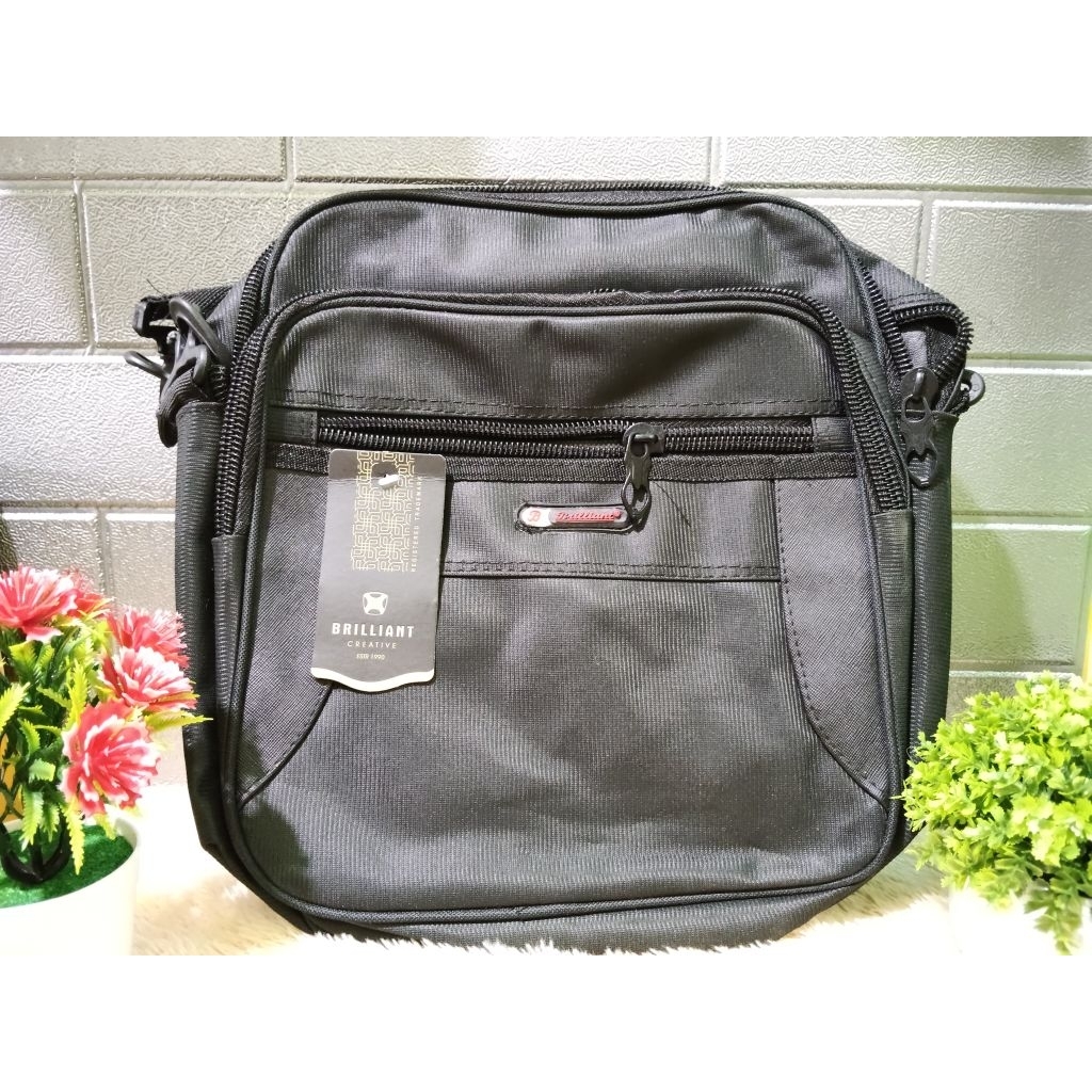 Tas selempang untuk tempat laptop. Tas selempang buat kerja.