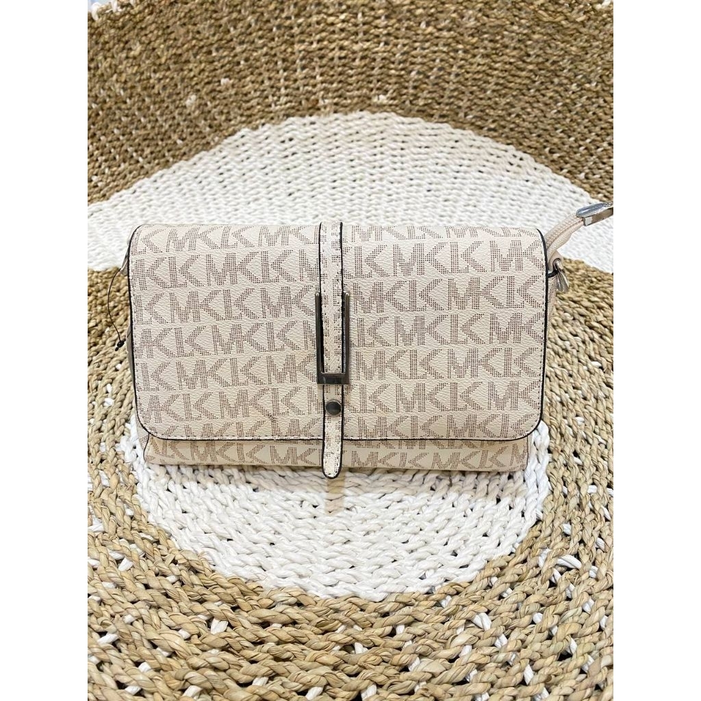 1000301211// Mk 1601 White Flap Bag