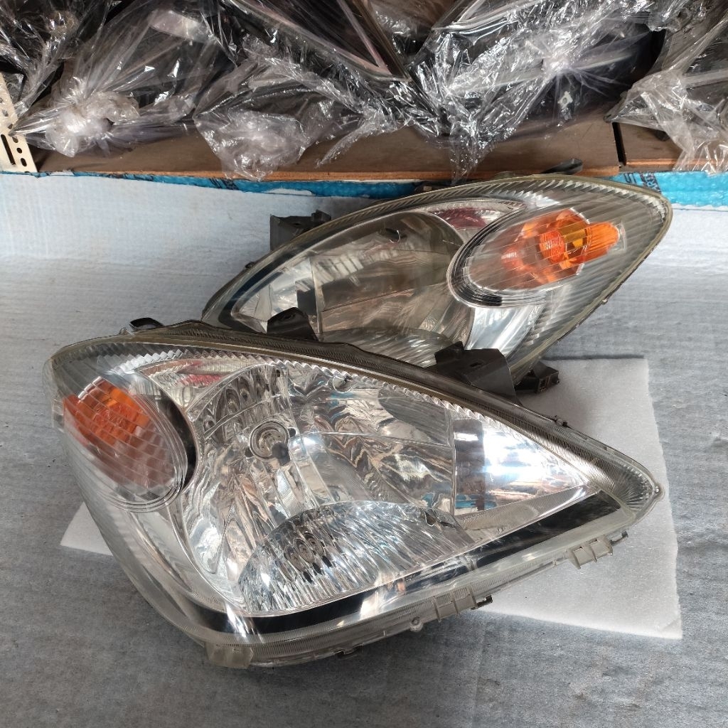 Headlamp Lampu Depan Mobil Avanza vvti (VVT-i) 2010 Original