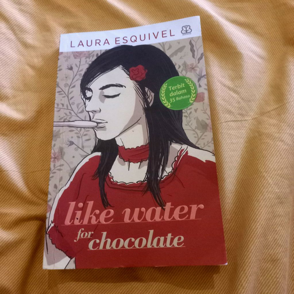 BUKU NOVEL LIKE WATER FOR CHOCOLATE LAURA ESQUIVEL (PRELOVED)