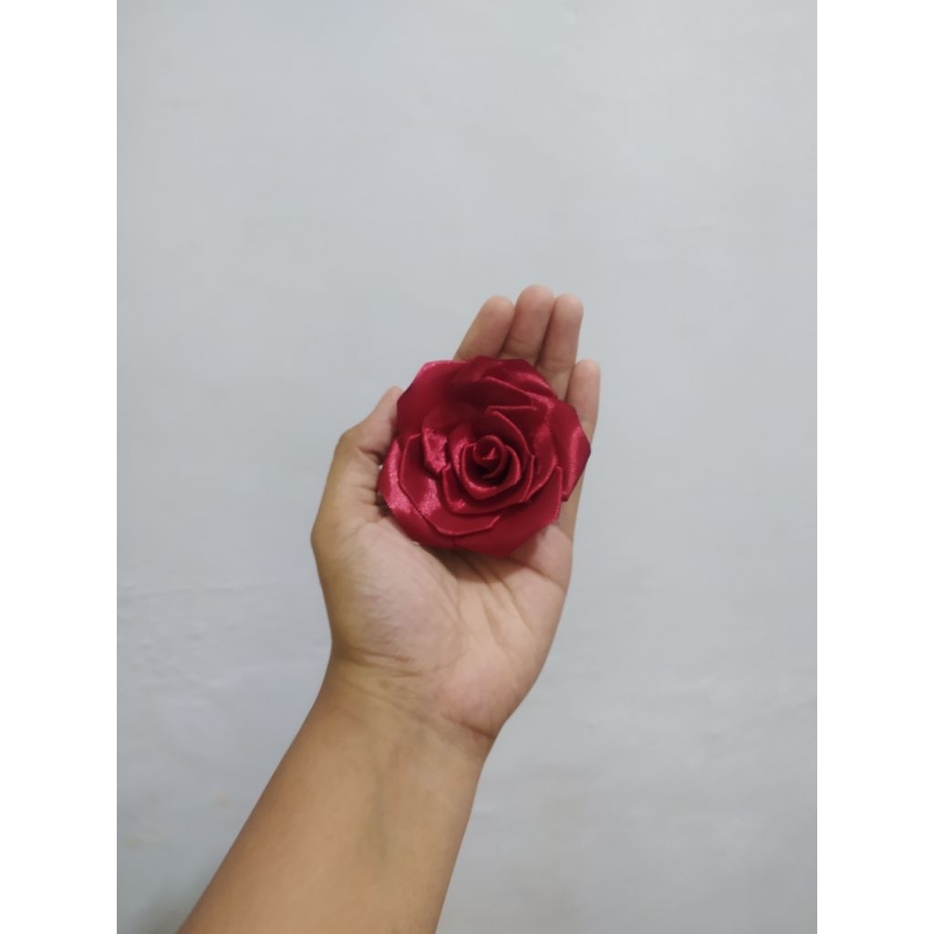 

bunga pita satin marun merah