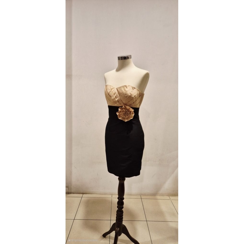 Gaun Pesta Wanita Strapless Elegan – Dress Mini Hitam Nude Gold dengan Aplikasi Bunga