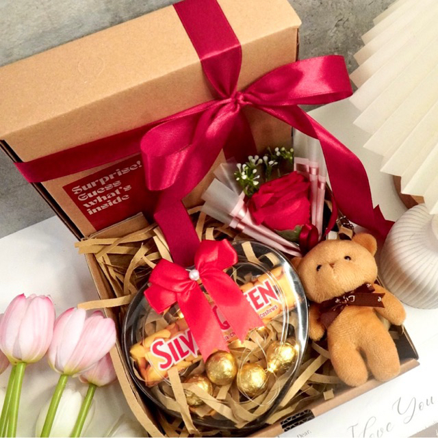 

Hampers Snack Box Cokelat Silverqueen Love Hadiah Ulang Tahun Kado Valentine Gift Box Murah Jajan Skripsi Sempro Hari Guru Hari Ibu Anniversady Cewek Cowok Set Kado Murah Unik Bermanfaat Coklat Love