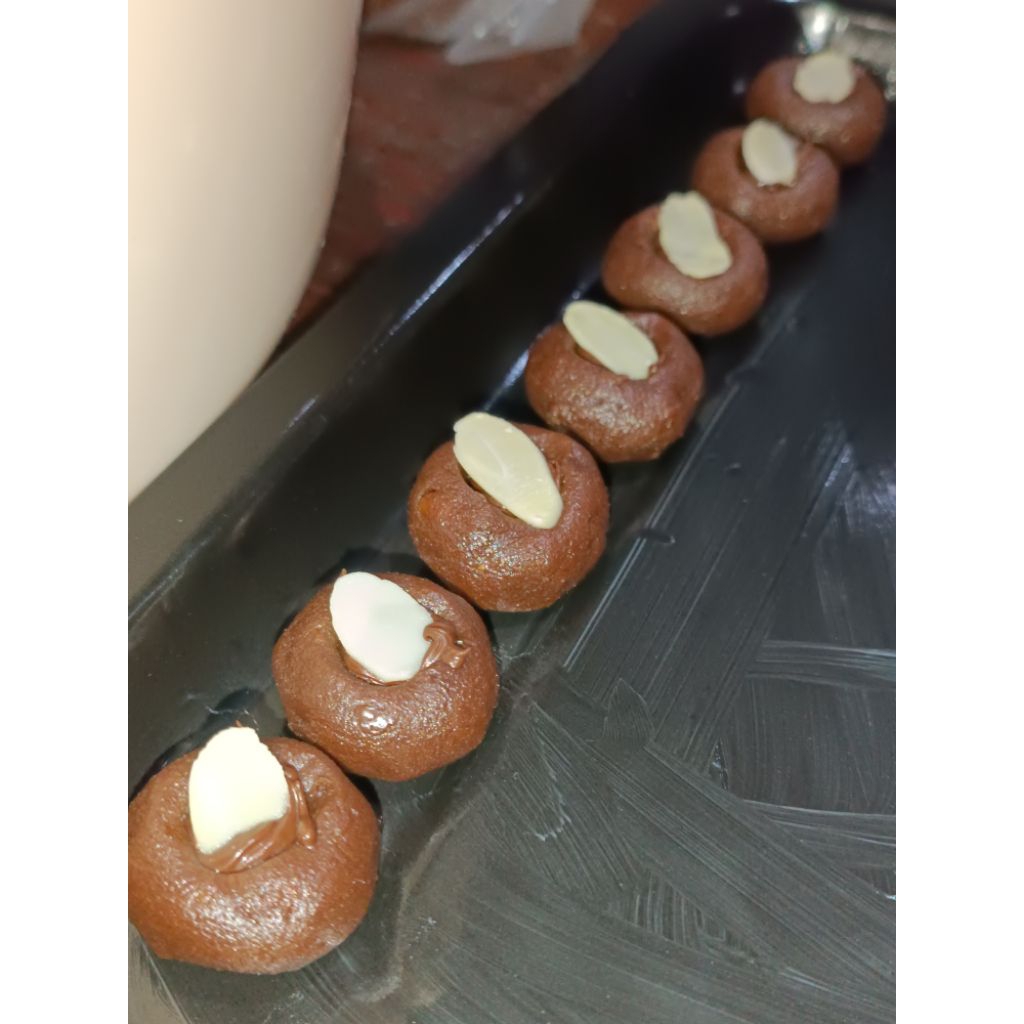 kue kering coklat almond