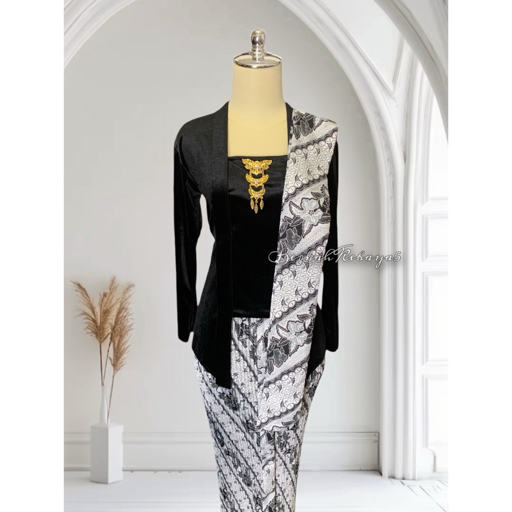 Setelan Kebaya Bludru / Kebaya + Selendang + Jarik Motif Kusumo Hitam