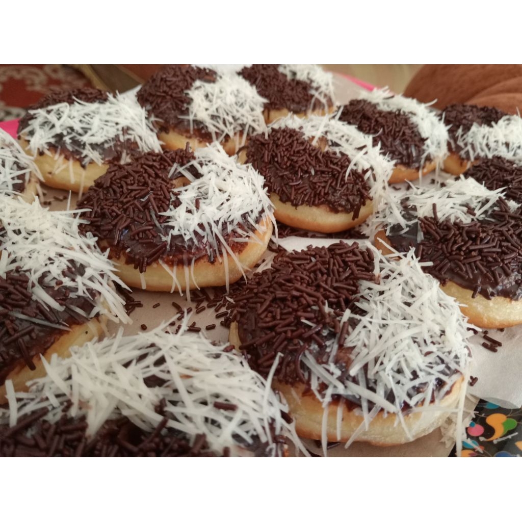 

donat coklat keju per 10 bj ,jajanan pasar ( khusus instant)