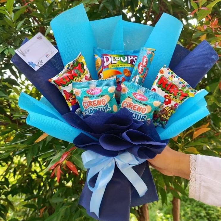 

B Buket Snack Ready Stock Siap Kirim Kado Hadiah Ulang Tahun / Birthday Buket Wisuda / graduation Buket Jajanan Wrapping Spunbond [Free Packing Kardus] | Bouquet wisuda | Buket snack Murah Bingkisan Ulang Tahun Bucket Snack Solo Termurah Kado Unik