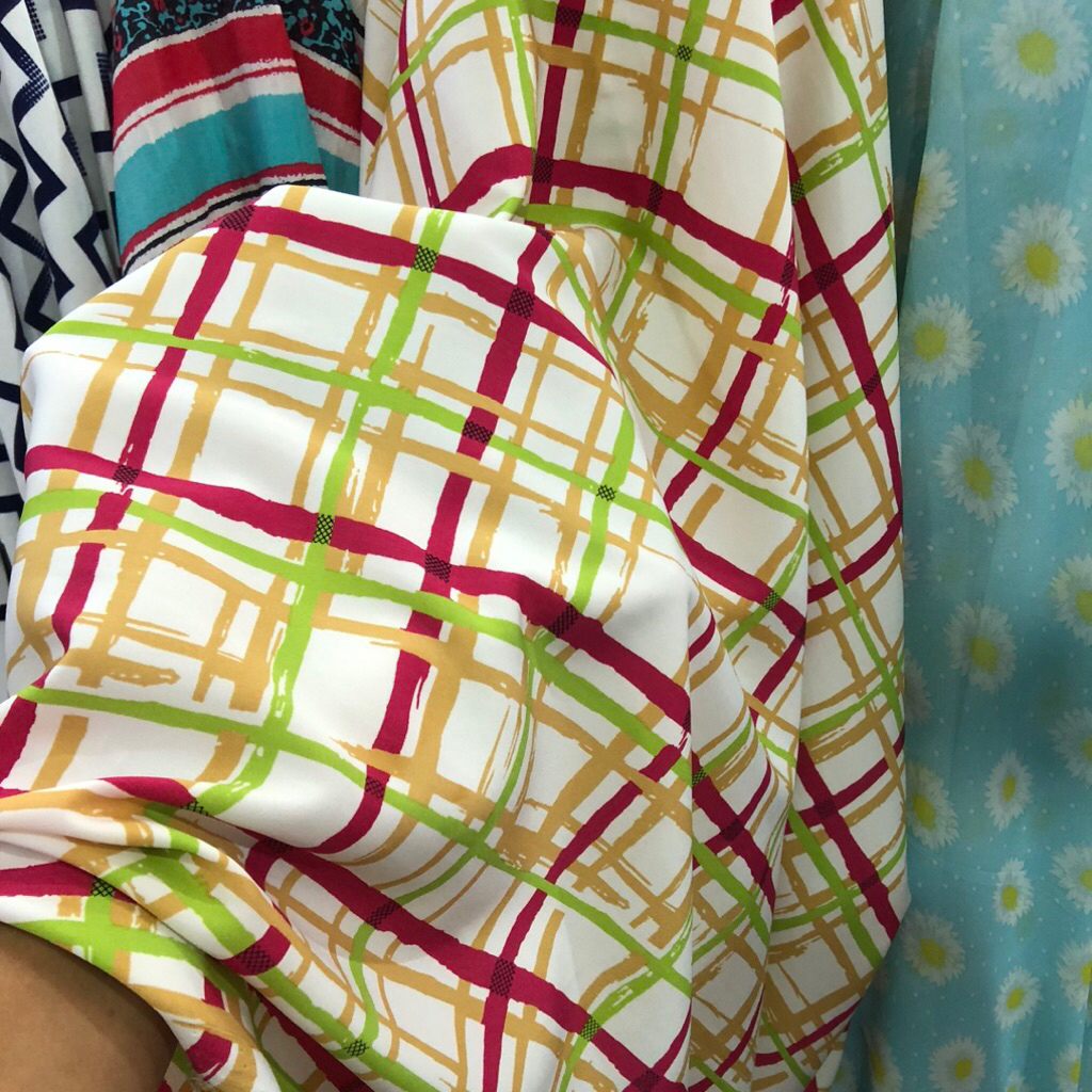 kain satin silk motif kotak - kain satin silk motif lixury - kain satin silk motif premium a1