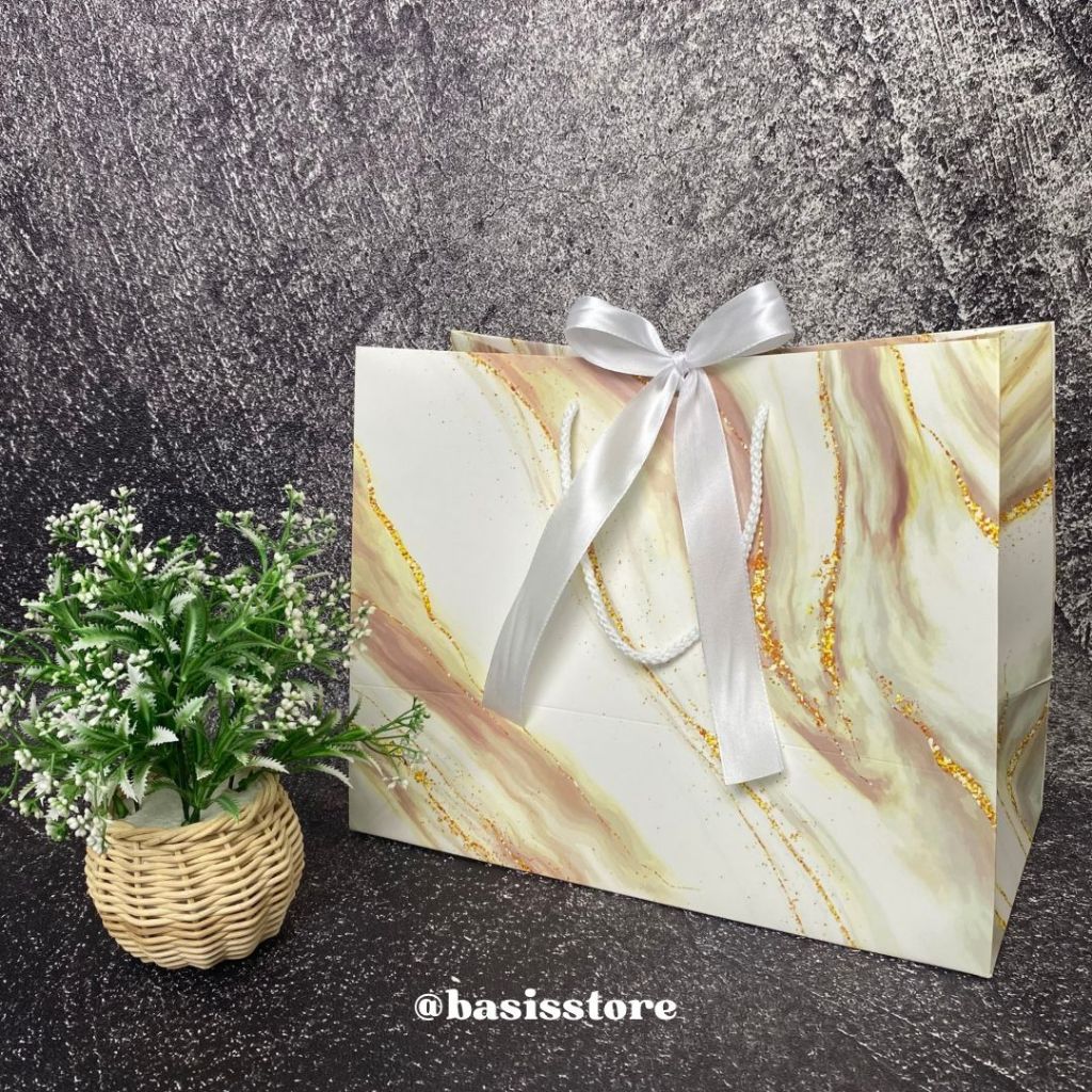 

Paper Bag Motif MR Putih Pita 32,5x25x14 Tas Kado Premium Souvenir Wedding Ultah Keren Simple Cantik